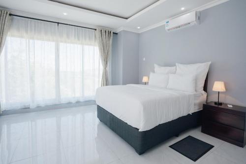 Ένα ή περισσότερα κρεβάτια σε δωμάτιο στο The KWASU Apartments