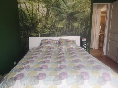 une chambre avec un lit avec un papier peint tropical dans l'établissement Appartement bourgeois 2 chambres 4 pers Perpignan Centre, à Perpignan