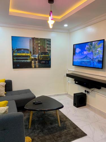 TV a/nebo společenská místnost v ubytování 1Bedroom Apt 3 mins from Intl Airport