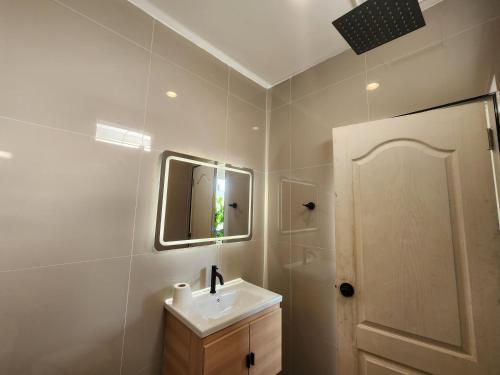 Ένα μπάνιο στο Wink City 2 Patong Center close to the Beach