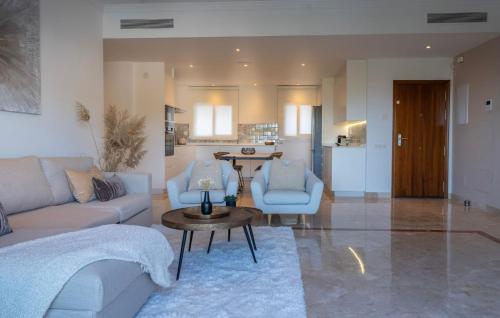 Serene hideaway, luxurious 2-bedroom penthouse apartment in the exclusive Paraíso Pueblo