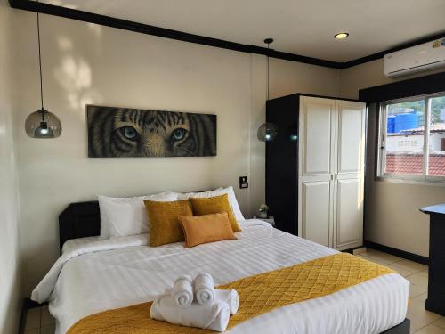 Ένα ή περισσότερα κρεβάτια σε δωμάτιο στο Wink City 2 Patong Center close to the Beach