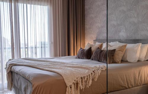Serene hideaway, luxurious 2-bedroom penthouse apartment in the exclusive Paraíso Pueblo
