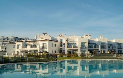 Serene hideaway, luxurious 2-bedroom penthouse apartment in the exclusive Paraíso Pueblo