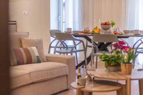 a living room with a couch and a table at Sweet Home 23 in Campagnano di Roma