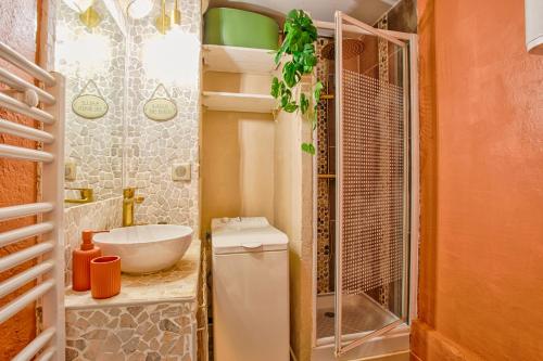 ein kleines Badezimmer mit Waschbecken und Toilette in der Unterkunft Les Dunes - Jardin Privatif - Plage à 500 Mètres in Merville-Franceville-Plage