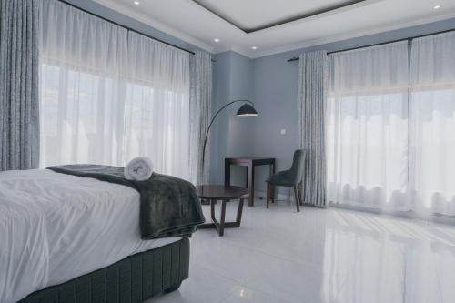 Ένα ή περισσότερα κρεβάτια σε δωμάτιο στο The KWASU Apartments