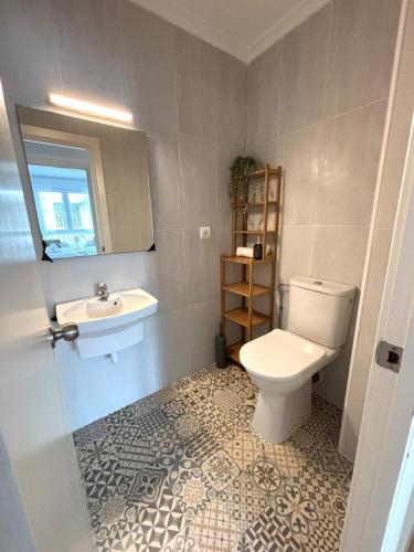 a bathroom with a toilet and a sink at Casa Mouro Somo - Surf y playa in Somo