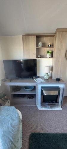 TV a/nebo společenská místnost v ubytování Sam's Caravan Hire Golden Gate
