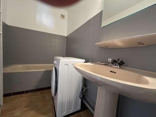 une petite salle de bain avec un lavabo et un évier dans l'établissement Appartement 4 couchages, terrasse, parking, animaux admis - Banyuls-sur-Mer - FR-1-225C-99, à Banyuls-sur-Mer