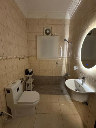 a bathroom with a toilet and a sink at شقة أنيقة بالزاهر غرفتين وصالة in Makkah