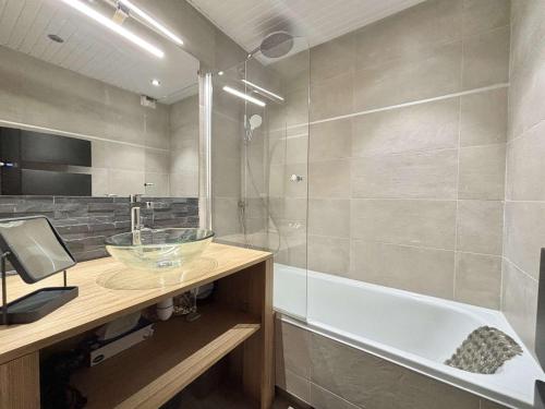 une salle de bain avec un lavabo et une baignoire dans l'établissement Appartement cosy 2 chambres à Praz-sur-Arly, proche centre et pistes, parking sécurisé - FR-1-603-72, à Praz-sur-Arly