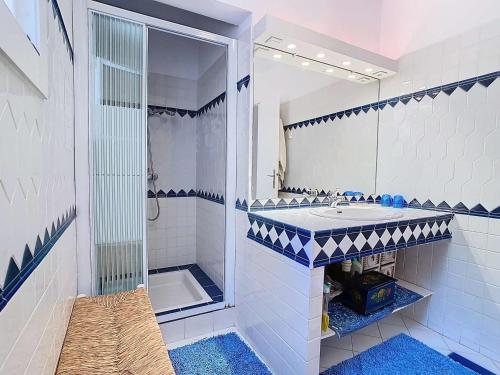 une salle de bain avec un lavabo et un miroir dans l'établissement Villa à Aiguebelle avec piscine privée et climatisation, près de la plage - FR-1-308-190, au Lavandou