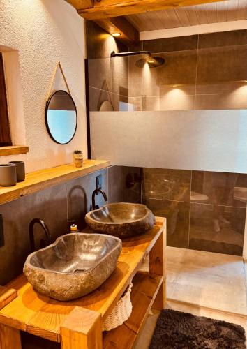 a bathroom with two sinks on a wooden counter at Rheingaulodge -Ihre Auszeit am Rheinsteig in Oestrich-Winkel