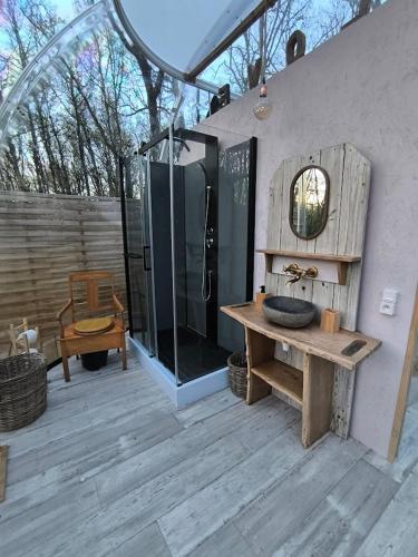 d'une terrasse avec une table en bois et un miroir. dans l'établissement Bulle de Morphée & Spa, à Escamps