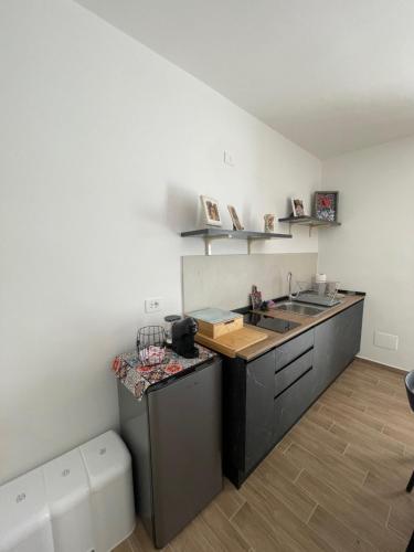 eine Küche mit Spüle und Arbeitsplatte in der Unterkunft Santo Stefano 8 - Comfort & Relax in Matera