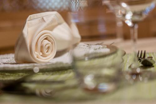a white rose sitting on top of a table at Hotel Schönblick in Maranza