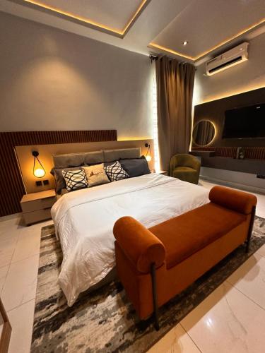 Un dormitorio con una cama grande y un sofá. en emerald, en Lagos