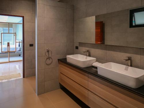 Ванная комната в Villa Chatchana 3Br Panoramic Seaview Pool