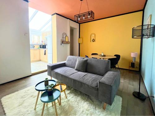 un salon avec un canapé et une table dans l'établissement Le Pop'Apart- terrasse privative en plein coeur de Saint-Omer, à Saint-Omer