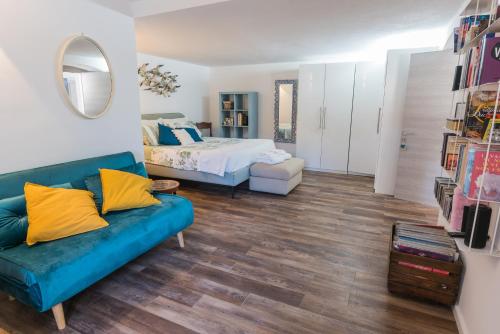 a living room with a couch and a bed at Casa Gaia, Piombino in Piombino