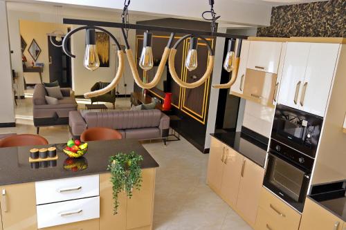 Kuchyň nebo kuchyňský kout v ubytování Cozy 2 Bedroom Jonarrick Apartments