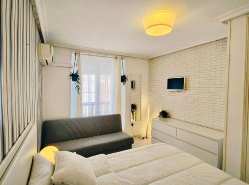 ein Wohnzimmer mit Sofa und Fernseher in der Unterkunft En PLENO CENTRO - Especial para GRUPOS o FAMILIAS - GRAN VÍA - CALLAO - SOL - PLAZA ESPAÑA in Madrid
