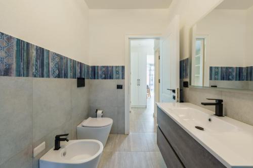 a bathroom with two sinks and two toilets at Stella di mare - appartamenti vista incantevole su Moneglia in Moneglia