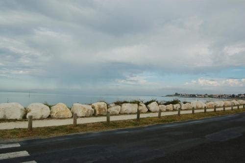 une clôture à côté d'une route à côté de l'eau dans l'établissement La Salamandre, à Fouras