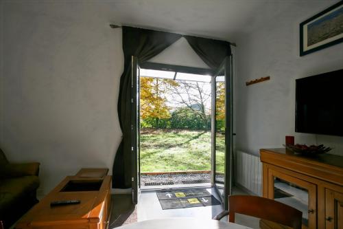 - un salon avec une porte s'ouvrant sur une cour dans l'établissement L'Escale de St Mo, à Saint-Morillon