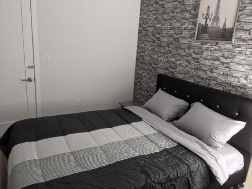 Postel nebo postele na pokoji v ubytování Gorgeous looking 2 bedroom Apt in downtown silverspring