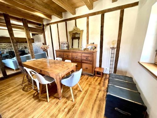 Photo de la galerie de l'établissement Grande maison familiale de caractère avec piscine chauffée, à Rives