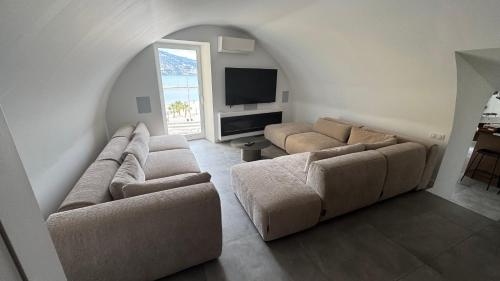 un salon avec deux canapés et une télévision dans l'établissement Le LOFT MENTONNAIS, à Menton