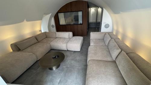 - un salon avec un grand canapé et une table dans l'établissement Le LOFT MENTONNAIS, à Menton