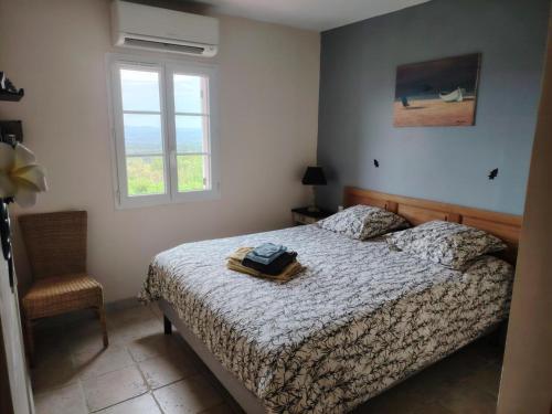 une chambre avec un lit, une chaise et une fenêtre dans l'établissement La maison de nathalie gite romeo g2483, à Les Mayons