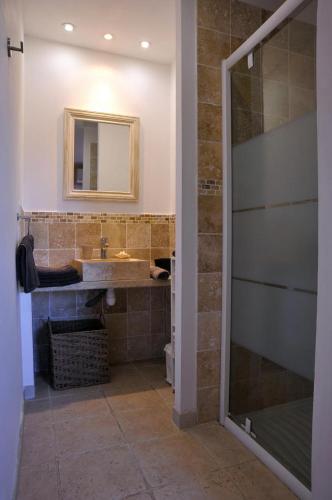 une salle de bain avec un lavabo et un miroir dans l'établissement La maison de nathalie gite romeo g2483, à Les Mayons