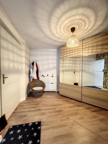 un couloir avec une chambre avec une porte et un tapis dans l'établissement Beau duplex et studio proche de la mer, à Donville-les-Bains