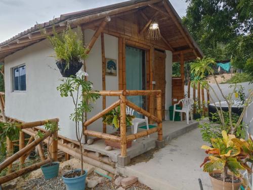 a small house with a porch and a balcony at El Eden Glamping cabañas Girardot in Girardot