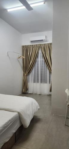Una cama o camas en una habitación de LestariHome2, KLIA Sepang