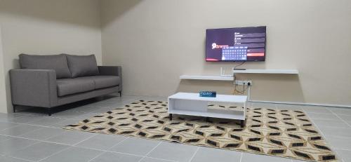 Una televisión o centro de entretenimiento en LestariHome2, KLIA Sepang