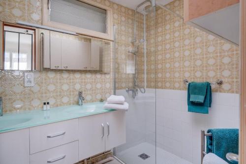 une salle de bain avec un lavabo et une douche dans l'établissement Maison La Scarpa, à La Teste-de-Buch