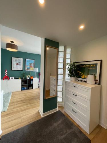 - une chambre avec un miroir et une commode avec une commode dans l'établissement Charmant appartement face à la mer, à Saint-Palais-sur-Mer