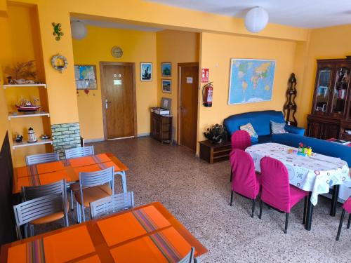 A seating area at Albergue Por Fin