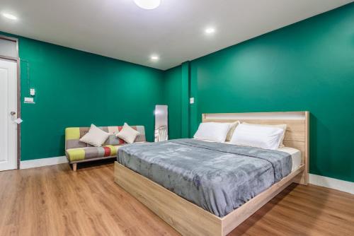 Postel nebo postele na pokoji v ubytování The Sleepyard Sathorn 11