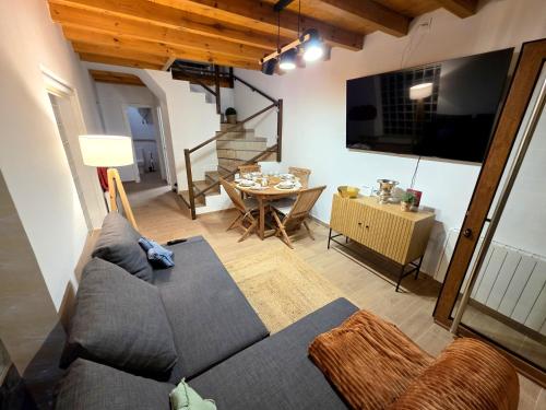 a living room with a couch and a table at Vivienda Camino de San Martin in Frómista