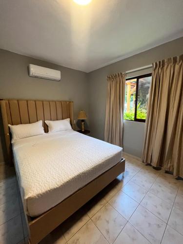Una cama o camas en una habitación de Paseos del Sol Beach and private pool