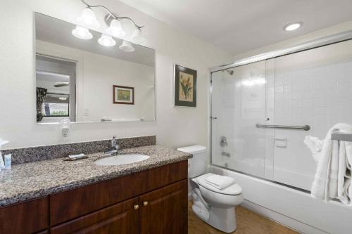 Et badeværelse på Lauloa 410 - Top Floor, Direct Ocean Front, Stunning Renovation, Wi-Fi, Split AC