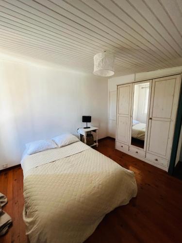 une chambre avec un grand lit blanc et une lampe dans l'établissement Maison de ville château Gombert, à Marseille