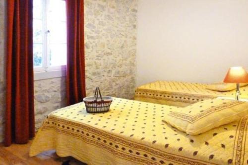 deux lits jumeaux dans une chambre avec fenêtre dans l'établissement Un Mas en Provence, à Boulbon