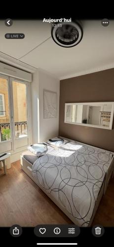 une chambre avec un grand lit et une fenêtre dans l'établissement Le Dauphine, à Dijon